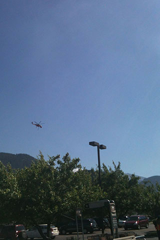 helicopter helping to extinguish the Woodland Heights fire