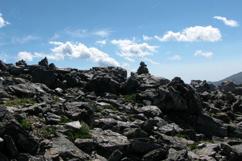 cairns leading to the summit of Halletts Peak